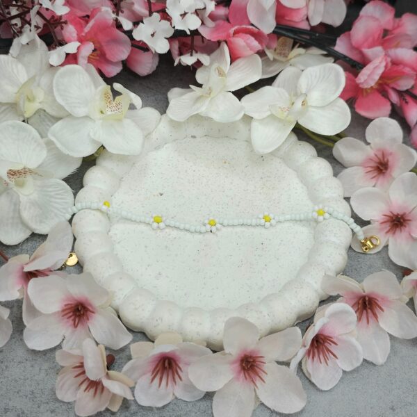 WHITE DAISY BRACELET
