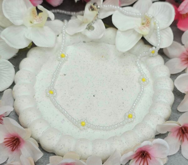 WHITE DAISY NECKLACE